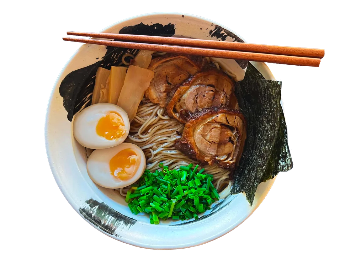 Parujący ramen Dom Ramenu — bulion, jajko, chashu